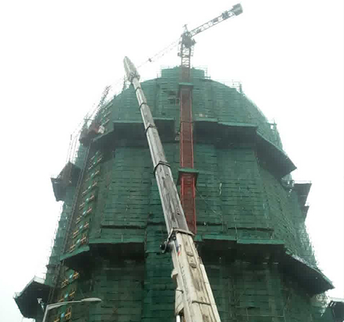 淮北市吊车在工地上作业